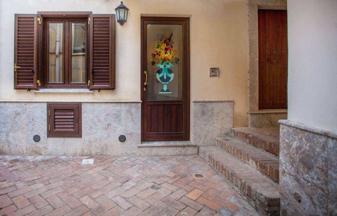 Tina House - Il Cortile Nel Centro Storico Di Taormina Apartment Luaran gambar